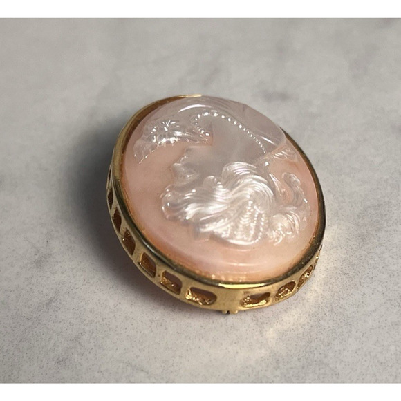 Victorian Woman Cameo Brooch Gold Tone Oval Pin Peach White Bust Right Facing - Picture 5 of 11